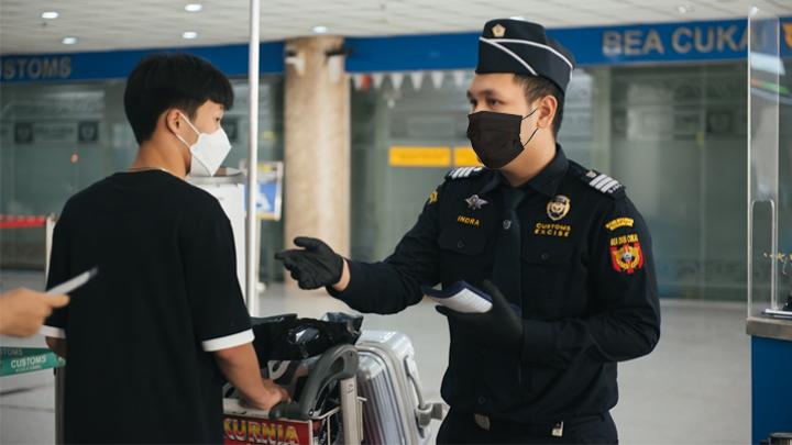 Petugas Bea Cukai sedang bertugas